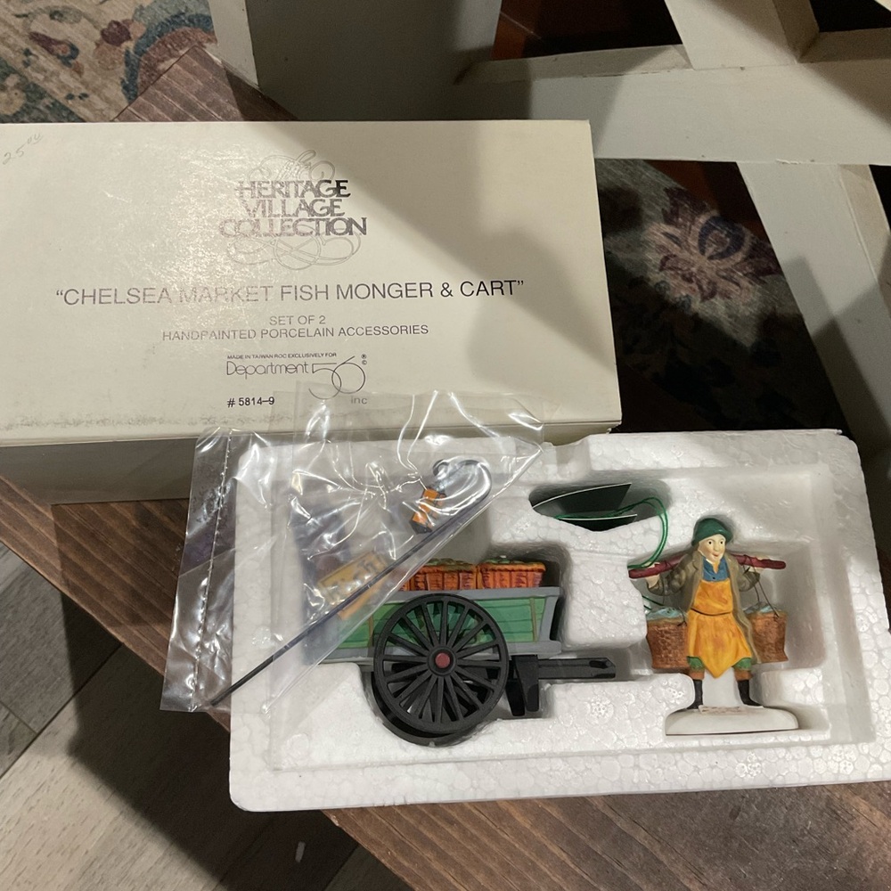 Chelsea Market Fish Monger‎ & Cart Figurine Set dept 56